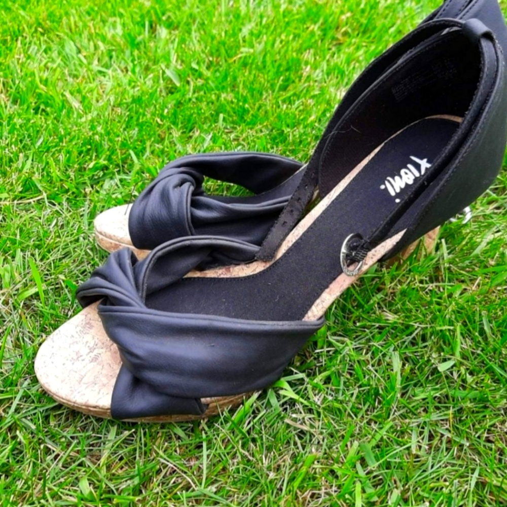 Fioni heels size 9 1/2 black leather like material